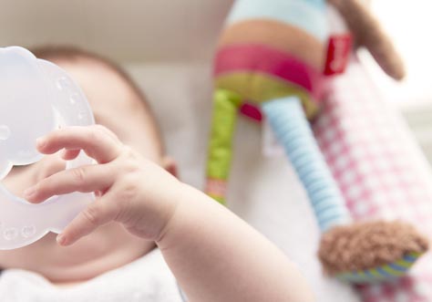 [Translate to Spanish:] baby learns how to drink