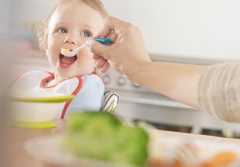 [Translate to Spanish:] small kids learn to eat and drink