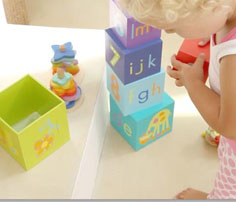 [Translate to Spanish:] babies milestones 18 plus months