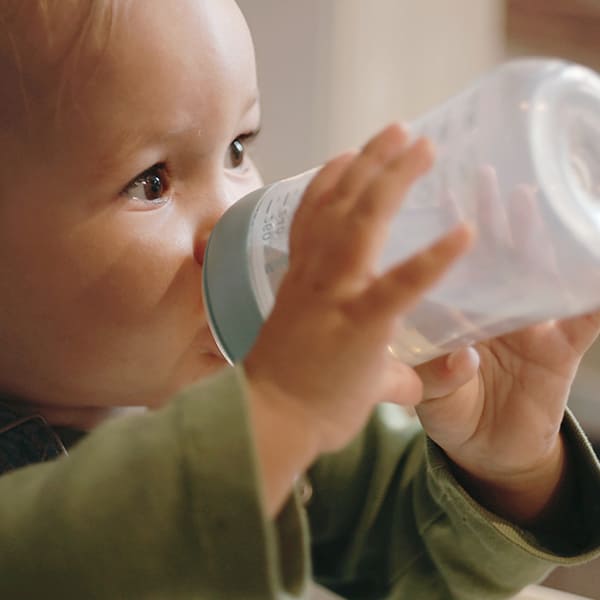 Cuándo enseñar al bebé a beber agua del vaso?